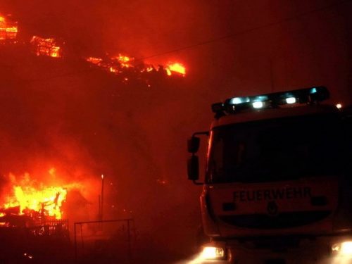 Xe cứu hỏa tới khu vực cháy rừng ở Valparaiso (Ảnh: AFP)