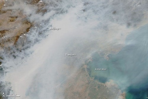 Thành phố Bắc Kinh chìm trong sương mù ô nhiễm ngày 9/10/2010 (Ảnh: Đài quan sát Trái đất của NASA)