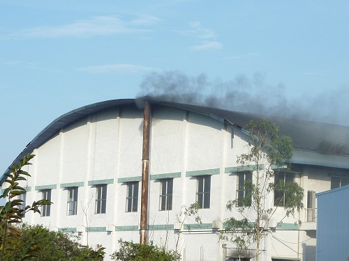 Một khu công nghiệp ở Long An xả khói gây ô nhiễm môi trường (Ảnh: Dương Văn Thọ/ThienNhien.Net)