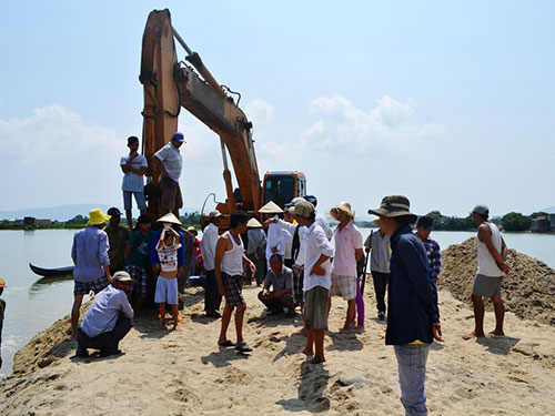 Người dân xã Phước Thuận ngăn cản không cho khai thác cát trái phép (Ảnh: Anh Tú/nld.com.vn)
