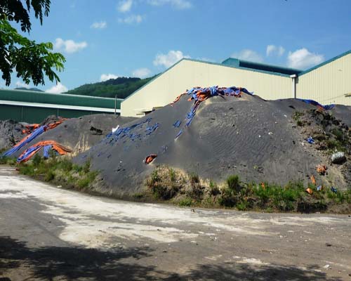 Ti tan chứa lộ thiên trong khuôn viên Cty TNHH Thương mại DV vận tải Quý Châu tại KCN Phú Tài (Ảnh: Kinh tế Nông thôn)