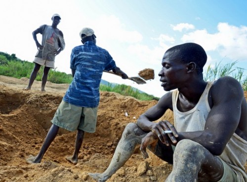 Thợ mỏ khai thác thủ công tại các mỏ kim quanh thị trấn phía đông Koidu, Sierra Leone. (Ảnh: Tommy Trenchard/IPS)