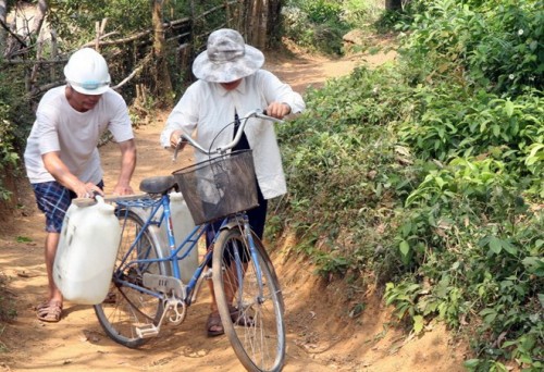 Người dân các địa phương huyện Núi Thành, tỉnh Quảng Nam phải tận dụng các nguồn nước còn lại ở sông, suối chở về để sử dụng cho sinh hoạt (Ảnh: Đình Huệ/TTXVN)