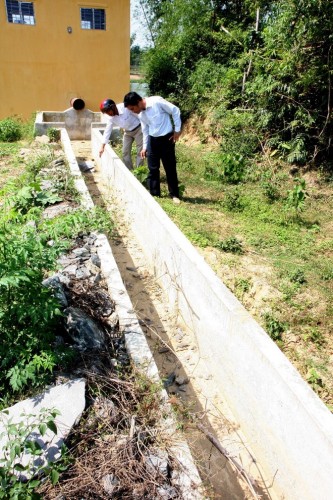 Khô hạn khiến hệ thống kênh mương dẫn nước phục vụ sản xuất ở xã Hòa Nhơn (huyện Hòa Vang, thành phố Đà Nẵng) trơ đáy (Ảnh: Đình Huệ/TTXVN)