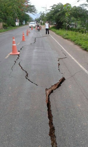 Một tuyến đường bị phá hỏng sau động đất ở Chiang Rai ngày 5/5 (Ảnh: THX/TTXVN)