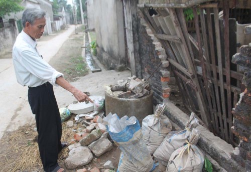 Gia đình ông Vượng phải dùng bao tải gói tồn dư thuốc sâu để xa chỗ ở. Gần một tháng qua phía chính quyền địa phương vẫn chưa có cách giải quyết (Ảnh: VietNamNet)
