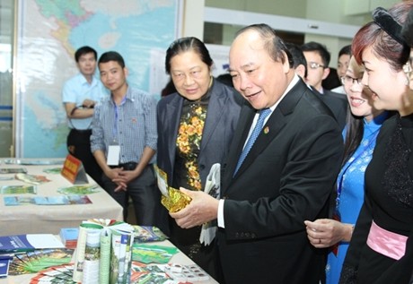 Phó Thủ tướng Nguyễn Xuân Phúc tham quan gian hàng sản phẩm du lịch địa phương trong vùng (Ảnh: VGP/Lê Sơn/Chinhphu.vn)