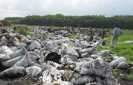 Phòng PC49, Công an tỉnh Bình Phước lấy mẫu chất thải trong các bao tải (Ảnh: N.Đức/Pháp luật TP.HCM)