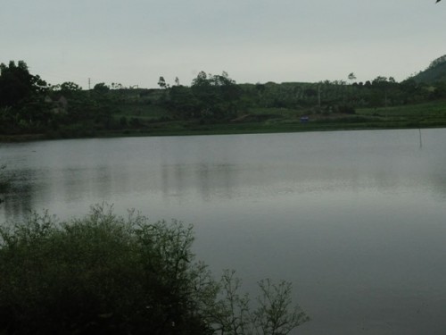 Hồ nước nằm dưới những hố phân tại xã Đông Lâm (Ảnh: PV/Vietnam+)