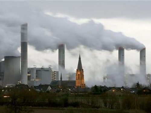 Nhà máy điện đốt than Frimmersdorf của công ty năng lượng RWE AG của Đức thải ra lượng lớn khí CO2 trong khi vận hành. (Ảnh chụp ngày 13/2/2006)