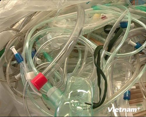 Những ống dây truyền, dây máy thở được để trong rác thải y tế đi tái chế tại một cơ sở sản xuất ở làng Minh Khai. (Ảnh: Thùy Giang/VietnamPlus)