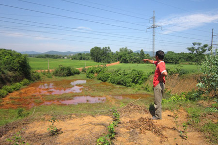 Khoảnh đất bỏ trống vì nguồn nước bị nhiễm xăng của gia đình anh Tình ở thôn Yên Ninh (Ảnh: Đại Đoàn Kết)