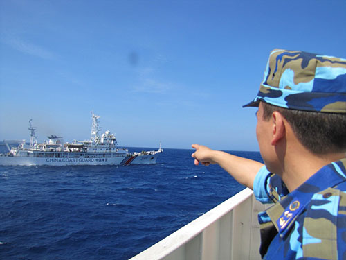  Cảnh sát biển Việt Nam cảnh giác trước hành vi gây hấn của tàu hải cảnh Trung Quốc ở vùng hạ đặt giàn khoan trái phép (Ảnh: Hoàng Dũng/nld.com.vn)