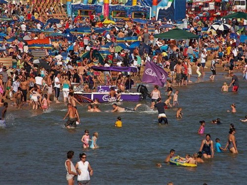 Người dân châu Âu đổ xô đi tắm biển do thời tiết nắng nóng. (Ảnh: ALAMY)