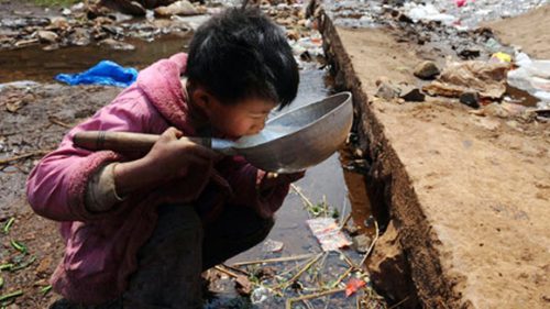  Trẻ em tại nhiều vùng quê ở Trung Quốc phải uống nước từ những nguồn như thế này