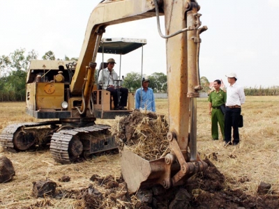 Lực lượng chức năng kiểm tra khai thác đất mặt ruộng lúa ở Sóc Trăng (Ảnh: Nhân Dân)