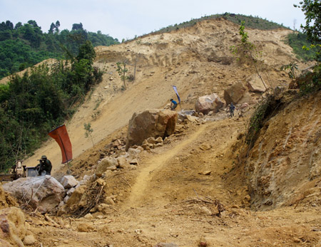 Tại núi Poóc thuộc bản Cô, Công ty CP Đá và khoảng sản Phủ Quỳ đang khai thác đá không phép (Ảnh: Dân Việt)