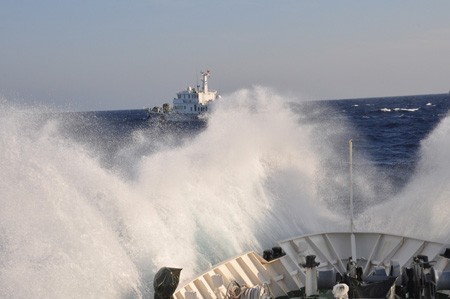 Tàu Kiểm ngư vùng 4 Cục Kiểm ngư Việt Nam tăng tốc tiếp cận khu vực Trung Quốc hạ đặt trái phép giàn khoan Hải Dương 981 trong vùng biển Việt Nam (Ảnh: Mai Thanh Hải, PV Báo Thanh Niên)