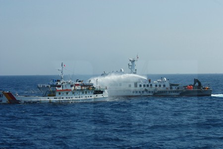 Tàu hải giám Trung Quốc dùng vòi rồng tấn công tàu Kiểm ngư Việt Nam ở khu vực Trung Quốc hạ đặt trái phép giàn khoan 981 trong vùng biển chủ quyền Việt Nam tại quần đảo Hoàng Sa (Ảnh: Vũ Sự, PV Báo Tuổi Trẻ)