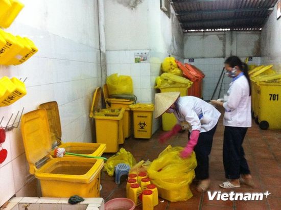 Kho chứa chất thải y tế nguy hại của Bệnh viện Việt Đức. (Ảnh: Thiyf Giang/Vietnam+)