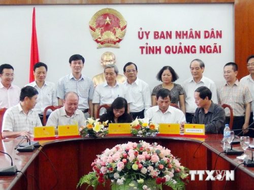 Ký kết phối hợp giữa các đơn vị và UBND tỉnh Quảng Ngãi (Ảnh: Nguyễn Đăng Lâm/TTXVN)
