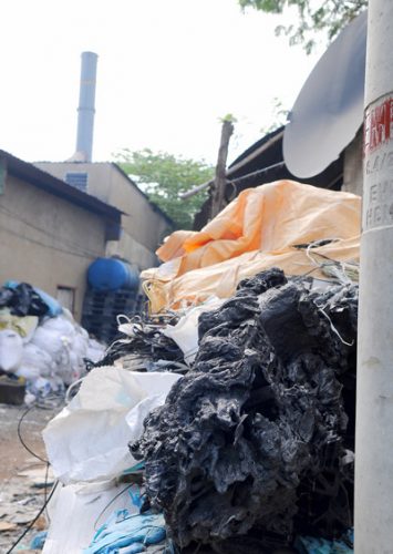 Chất thải công nghiệp vứt bên một nhà máy tại phường Đông Hưng Thuận, quận 12, TPHCM (Ảnh: Cao Thắng/Sài Gòn Giải Phóng)