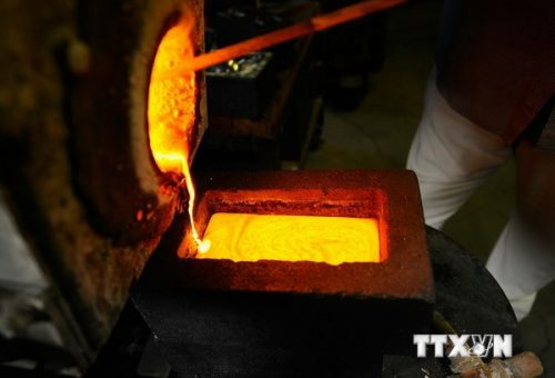 Sản xuất vàng thỏi tại Los Angeles, Mỹ (Ảnh: AFP/TTXVN)