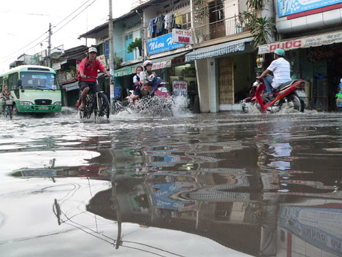 Biến đổi khí hậu đã khiến TP Hồ Chí Minh ngày càng ngập sâu trong nước (Ảnh: Hà Nội Mới)