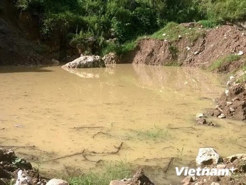 Đất bị múc thành hố nước sâu (Ảnh: Quang Duy/Vietnam+)