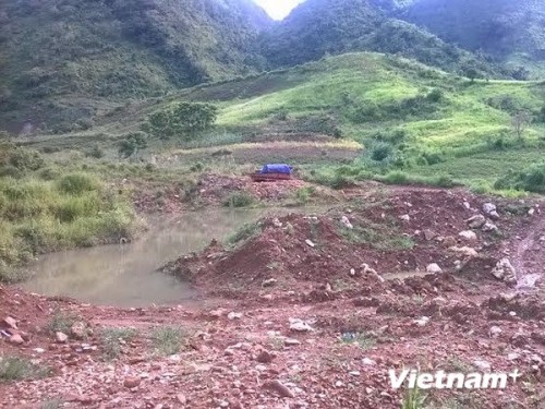 Đất bị đào nham nhở. (Ảnh: Quang Duy/Vietnam+)