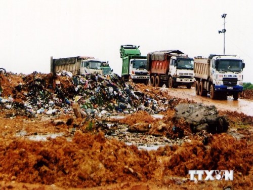 Tập trung xử lý rác thải đảm bảo vệ sinh môi trường (Ảnh: TTXVN)