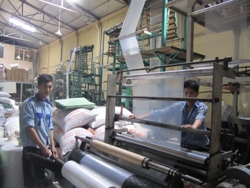Nhiều hộ sản xuất ở làng nghề tái chế nhựa Minh Khai, thị trấn Như Quỳnh, huyện Văn Lâm chuyển ra Cụm công nghiệp làng nghề Minh Khai làm ăn hiệu quả, mở rộng sản xuất.