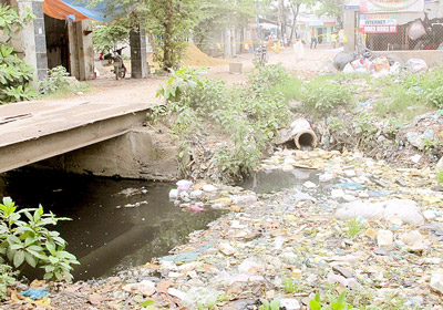  Kênh Tham Lương - đoạn đi qua khu phố 12, phường Bình Hưng Hòa bị ô nhiễm nghiêm trọng (Ảnh: Sài Gòn Giải Phóng)