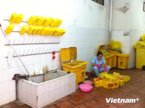 Khu xử lý chất thải y tế nguy hại tại một bệnh viện tuyến Trung ương (Ảnh: Thùy Giang/VietnamPlus)