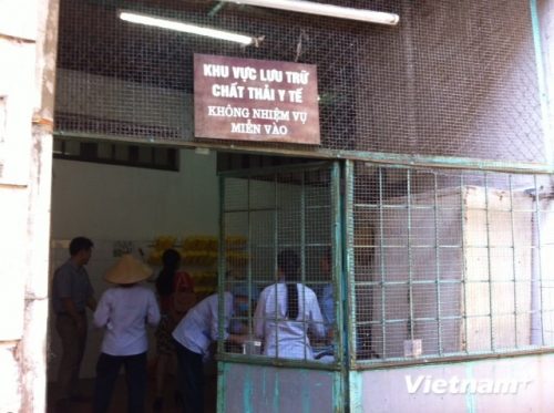 Khu vực lưu giữ chất thải y tế nguy hại tại một bệnh viện tuyến Trung ương. (Ảnh: Thùy Giang/Vietnam+)