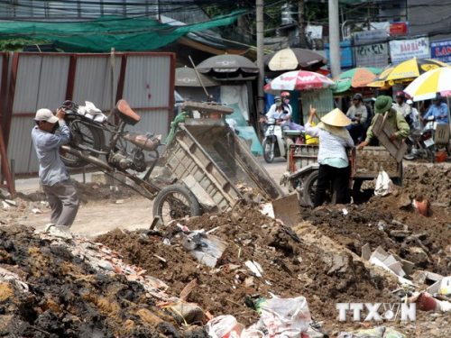 Bùn và rác thải được đổ vô tội vạ tại TP.HCM (Ảnh: Ngọc Quang/TTXVN) 