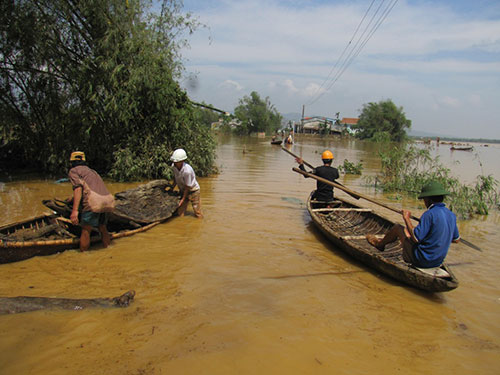 Nếu quy trình vận hành liên hồ được thực hiện nghiêm túc, người dân huyện Đại Lộc, tỉnh Quảng Nam hy vọng thoát cảnh ngập lụt như mùa mưa năm 2013 (Ảnh: nld.com.vn)