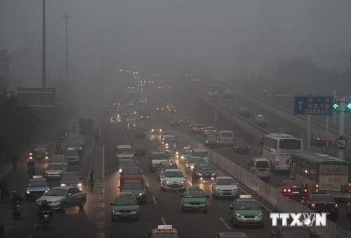 Sương mù bao phủ dày đặc tại thủ phủ Hợp Phì, tỉnh An Huy, miền đông Trung Quốc ngày 29/11. (Ảnh: AFP/TTXVN)
