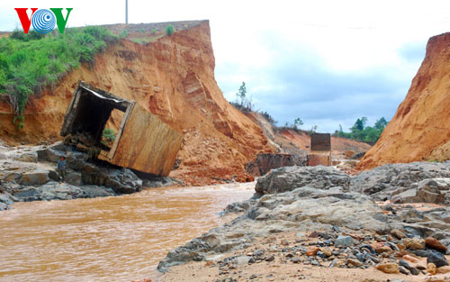 Một đập thủy điện ở Tây Nguyên bị vỡ năm 2013 (Ảnh: VOV Online)