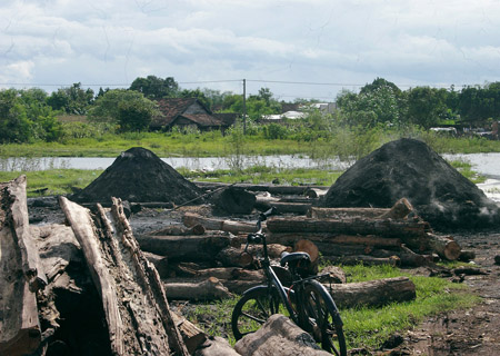 Mùa khói buồn ở làng than