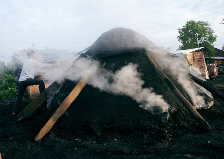 Khói bụi từ việc đốt than ảnh hưởng nhiều tới sức khỏe người dân (Ảnh: Đại Đoàn Kết)