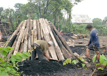 Cha con ông Bảy Nhơn bên một hầm than (Ảnh: Đại Đoàn Kết)