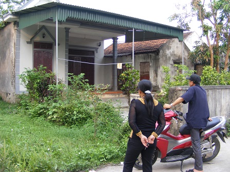 Những căn nhà bỏ hoang do chủ nhân đã qua đời hoặc bỏ đi vì sợ bị ung thư (Ảnh: Pháp luật Việt Nam)