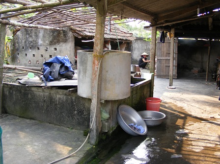 Nhiều gia đình ở Mai Phụ đang dùng hệ thống lọc nước thủ công này (Ảnh: Pháp luật Việt Nam)