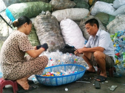 Hoạt động tái chế nhựa phế liệu tại làng Triều Khúc, Tân Triều, Hà Nội (Ảnh: L.V/VietNamNet)
