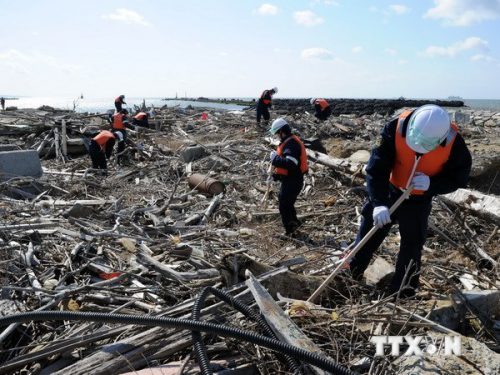Cảnh tan hoang sau trận động đất, sóng thần ở Nhật Bản (Ảnh: AFP/TTXVN)