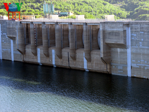 Hồ chứa thủy điện Sông Tranh 2 xuống rất thấp nhưng vẫn xảy ra động đất liên tục (Ảnh: VOV Online)