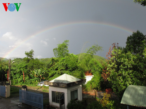 Chiều 7/7 vùng Trà My có mưa lớn và xuất hiện cầu vồng, ngay trong sáng nay lại xảy ra động đất (Ảnh: VOV Online)