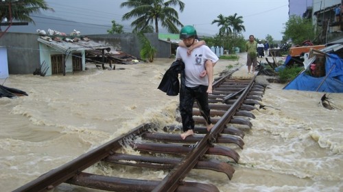 Cơn lũ năm 2009 bứng cả đoạn đường sắt trên địa bàn phường Nhơn Phú, TP Quy Nhơn, Bình Định (Ảnh: nongnghiep.vn)