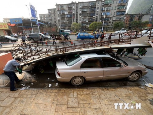 Một tấm biển bị đổ sau những trận mưa lớn ở thành phố Liễu châu, tỉnh Quảng Tây ngày 31/3 (Ảnh: THX/TTXVN)
